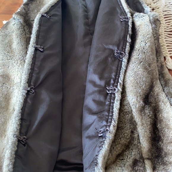 Denver Hayes faux fur vest (small) - Picture 3 of 5